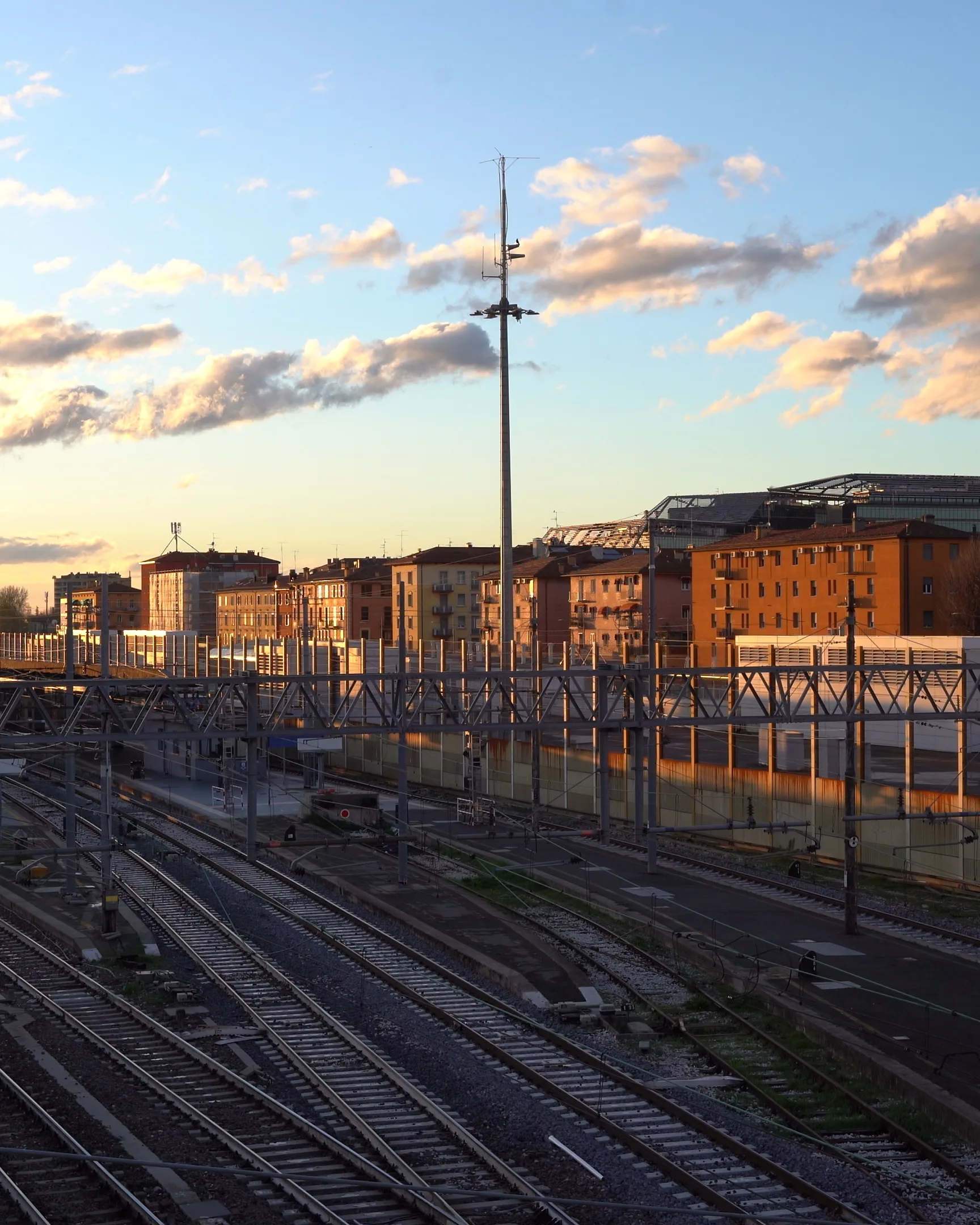 Binari ferroviari di Bologna al tramonto, palazzi della Bolognina