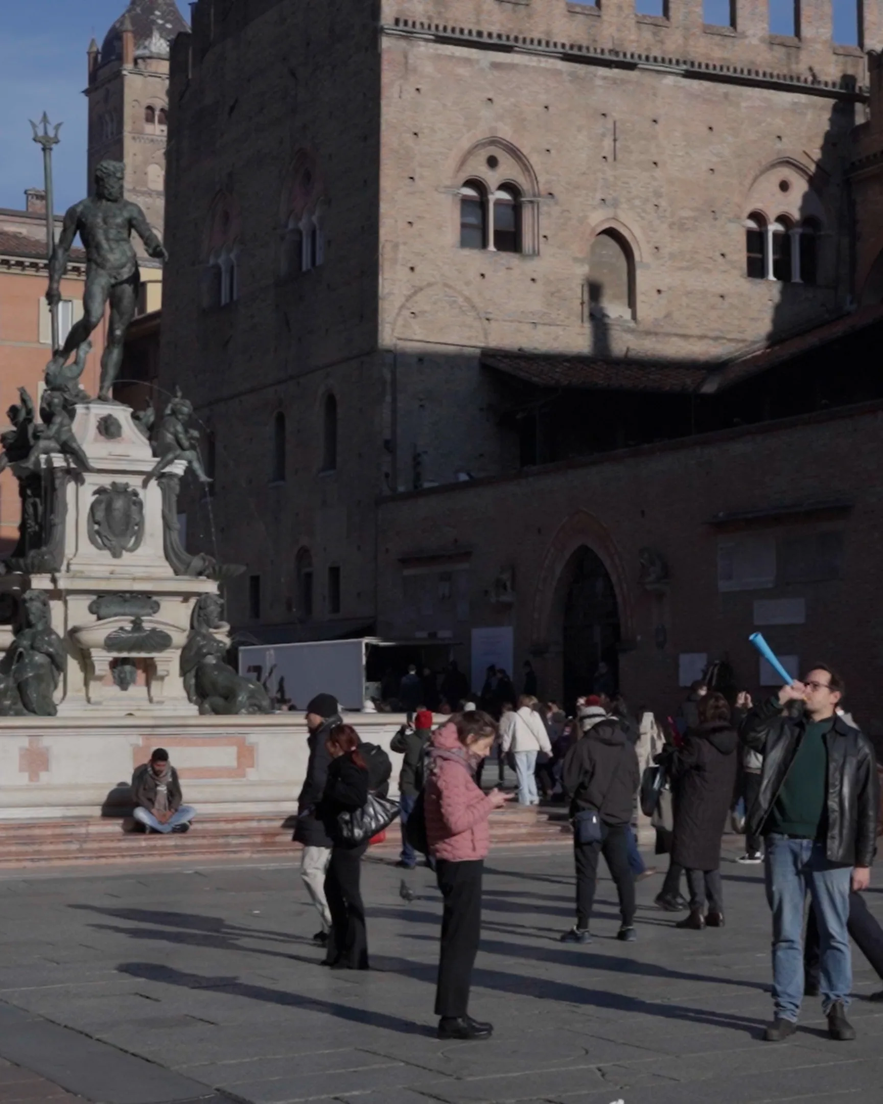 Piazza del Nettuno, turisti, il protagonista con tromba