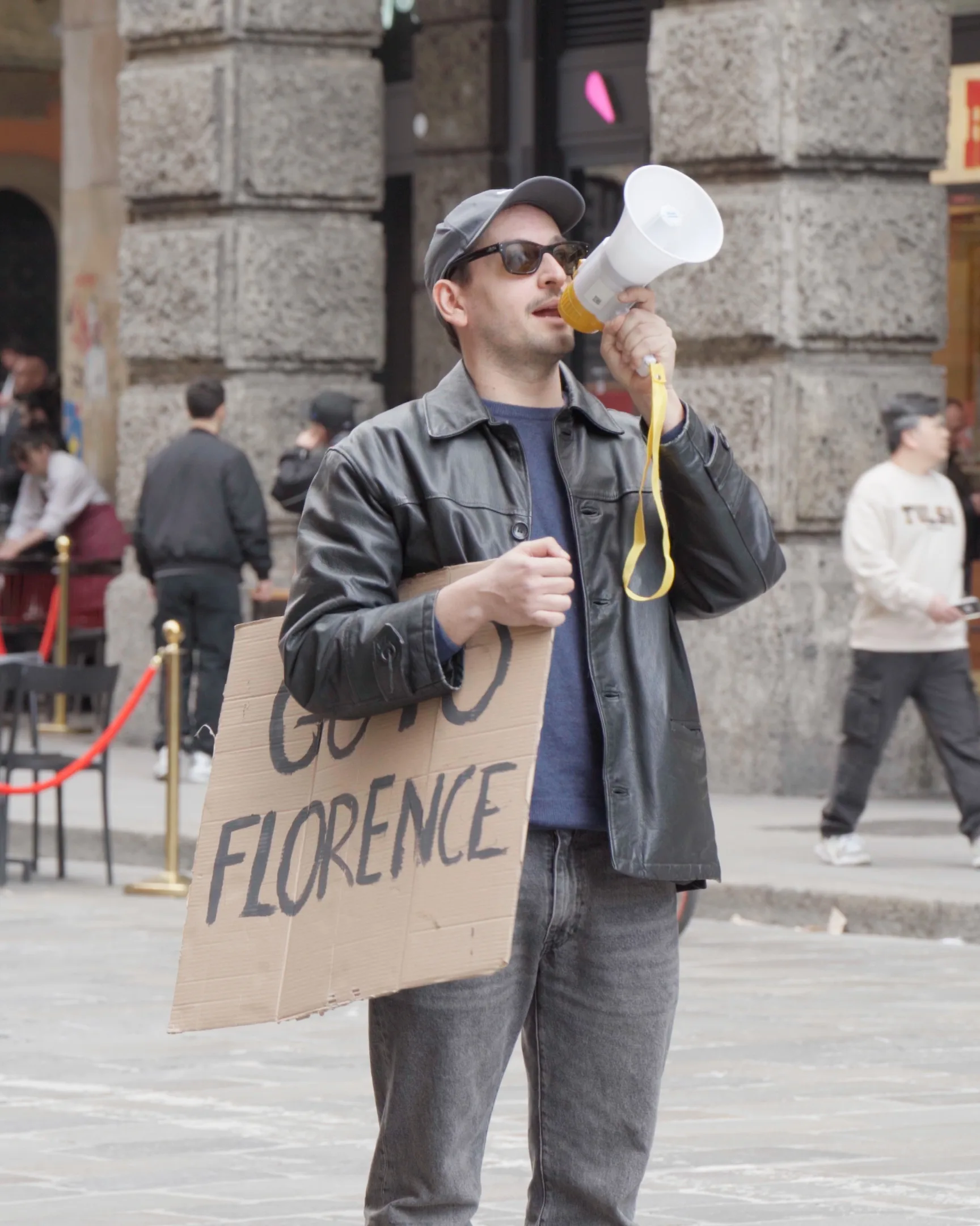 Uomo con megafono e cartello GO TO FLORENCE