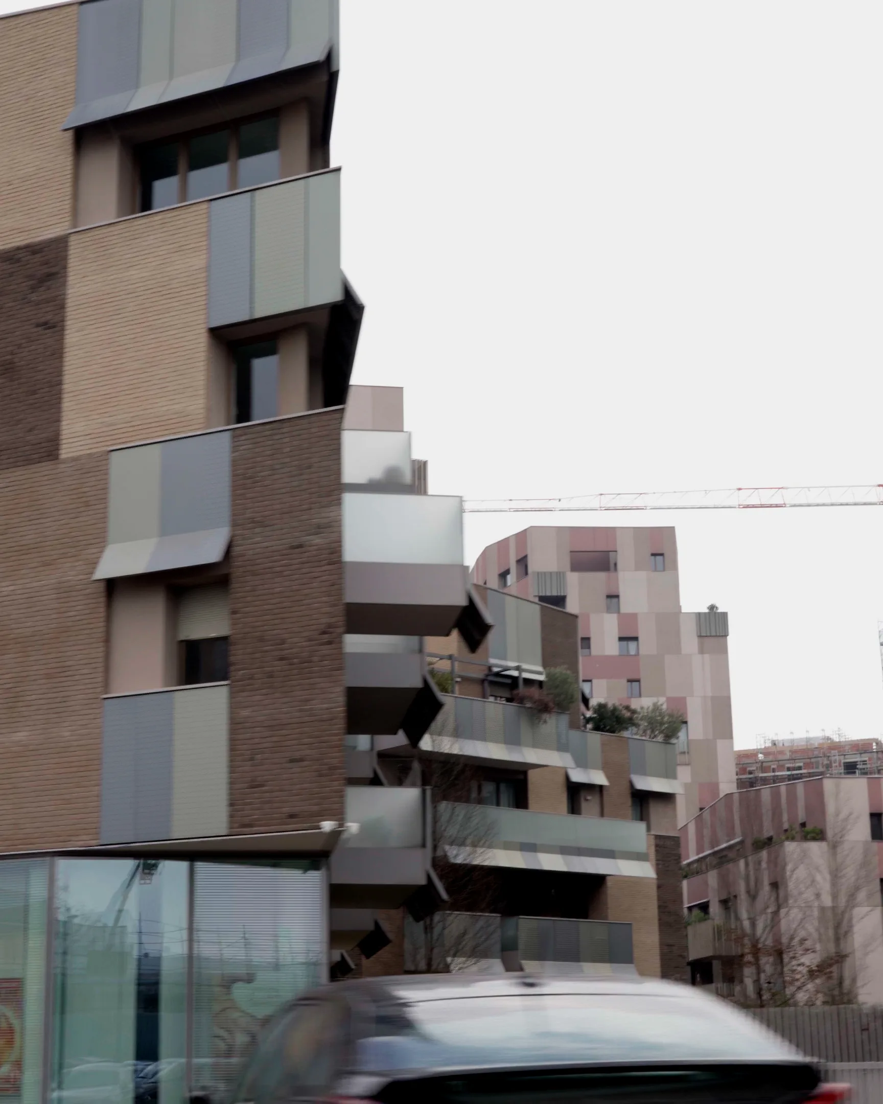 Palazzi residenziali nuovi, balconi e gru